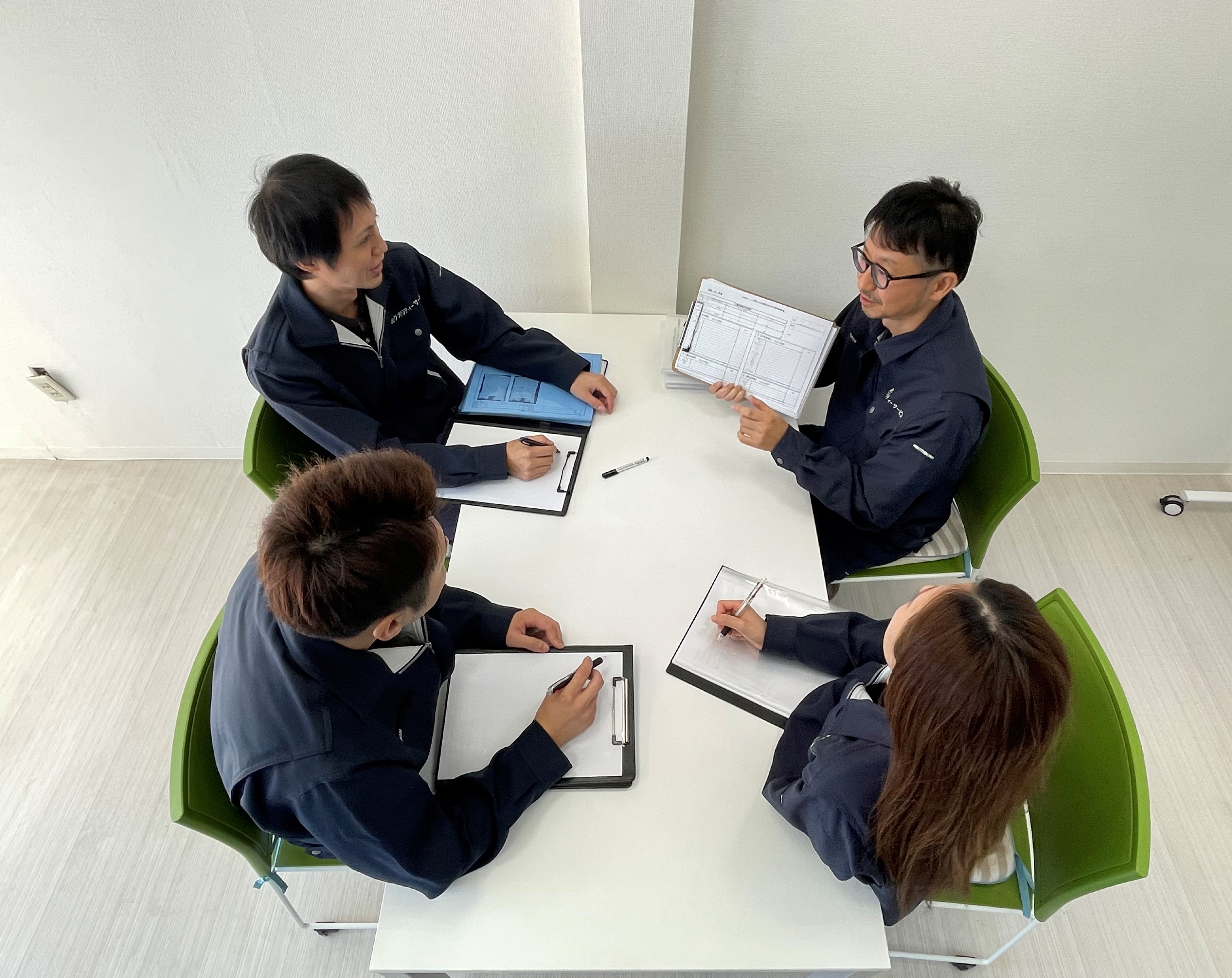 4人打ち合わせ